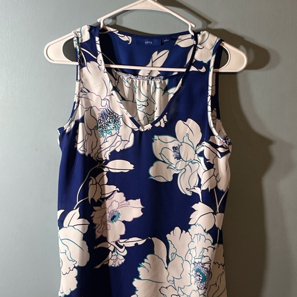 SELLING APT. 9 TOP FOR WOMEN SIZE SMALL COLOR FLORAL BLUE/WHITE💙🤍SPRING SEASON - Picture 1 of 15